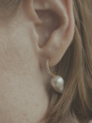 Akoya pearl diamond earrings (pair)のモデル着用動画（ラボグロウンダイヤモンドとアコヤ真珠のイヤリング）