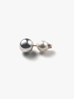 Reshine ball earrings with Akoya (pair)の側面画像（都市鉱山由来の真円とアコヤ真珠のイヤリング）