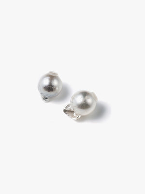Reshine ball earrings with Akoya (pair)のアコヤ真珠画像（都市鉱山由来の真円とアコヤ真珠のイヤリング）