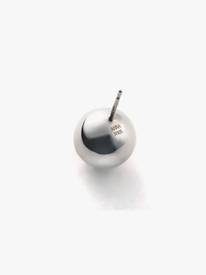 Reshine ball earrings with Akoya (pair)の真円画像（都市鉱山由来の真円とアコヤ真珠のイヤリング）