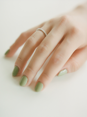 Half eternity ring 0.3ct 10KWGのモデル着用画像（ラボグロウンダイヤモンドのハーフエタニティリング）