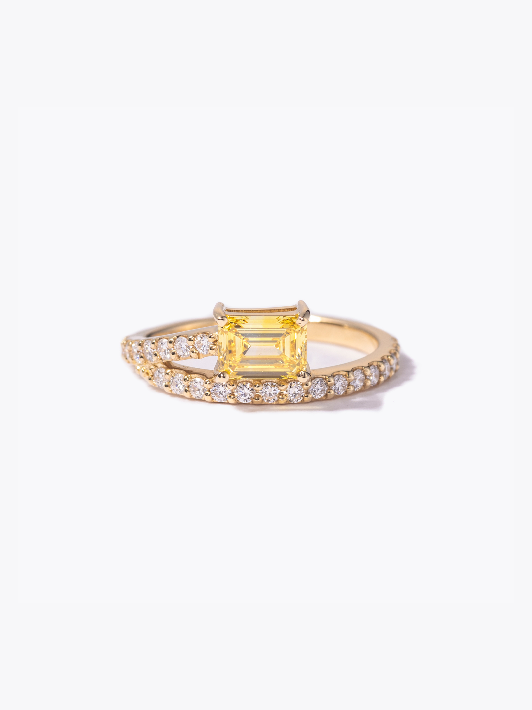 Yellow labgrowndiamond double ringの正面画像(イエローラボグロウンダイヤモンドと18KYGのリング)