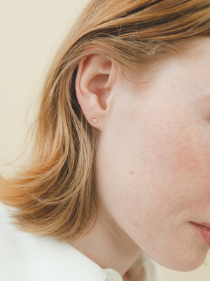 The earrings 0.1ct×2 (total 0.2ct) (pair)のモデル着用画像（ラボグロウンダイヤモンドのイヤリング）