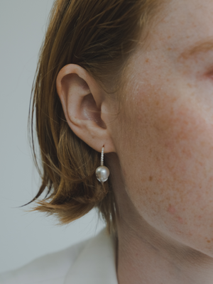 Akoya pearl diamond earrings (pair)のモデル着用画像（ラボグロウンダイヤモンドとアコヤ真珠のイヤリング）